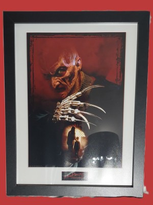 Affiche de film Les Griffes de la nuit avec Freddy Krueger et son gant à lames, ambiance sombre et horrifique Movie poster A Nightmare on Elm Street featuring Freddy Krueger with his bladed glove in a dark horror atmosphere