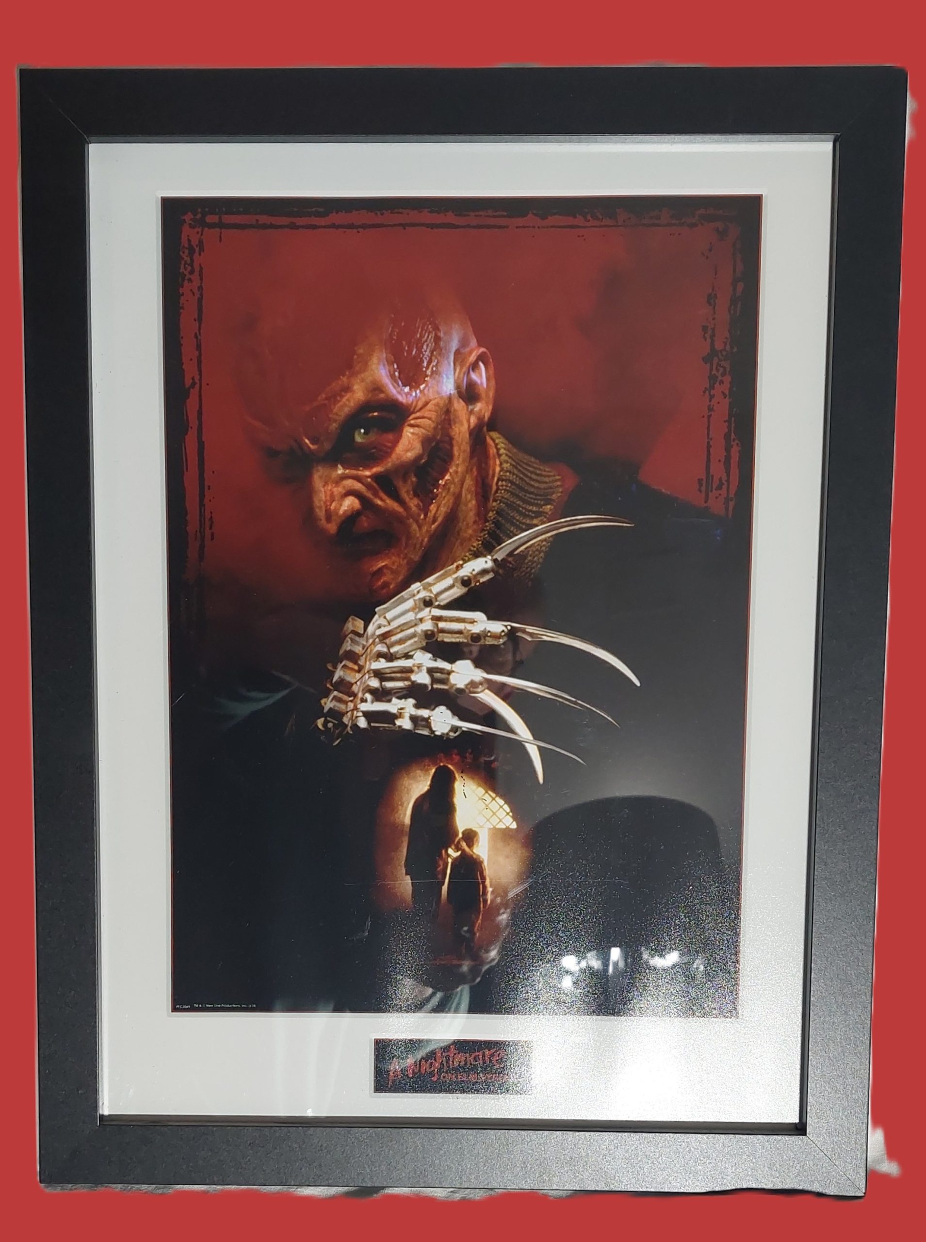 Affiche de film Les Griffes de la nuit avec Freddy Krueger et son gant à lames, ambiance sombre et horrifique Movie poster A Nightmare on Elm Street featuring Freddy Krueger with his bladed glove in a dark horror atmosphere