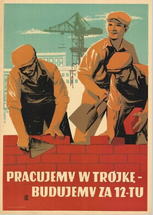 Affiche de propagande polonaise représentant trois ouvriers construisant un mur de briques devant une grue industrielle, illustration de Wiktor Górka. Polish propaganda poster depicting three workers building a brick wall in front of an industrial crane, illustrated by Wiktor Górka.