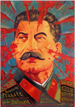 Affiche d’exposition « Affiches polonaises de l’époque stalinienne » par Leszek Żebrowski, portrait artistique de Staline avec éléments graphiques rouges – B1 68×98 cm. Exhibition poster “Polish Posters from the Stalin Era” by Leszek Żebrowski, artistic portrait of Stalin with red graphic elements – B1 68×98 cm.