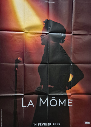 Affiche du film La Môme (2007), biopic d’Olivier Dahan consacré à la vie d’Édith Piaf, interprétée par Marion Cotillard.