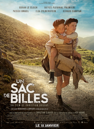 Affiche du film Un sac de billes, adaptation de l’autobiographie de Joseph Joffo réalisée par Christian Duguay en 2017.