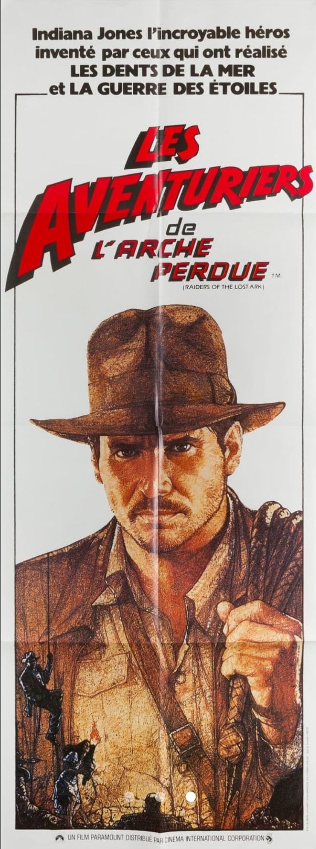 Französisches Plakat zum Film „Jäger des verlorenen Schatzes“ (Indiana Jones, 1981), illustriert von Drew Struzan, mit Harrison Ford als Indiana Jones in der Mitte, Peitsche in der Hand.