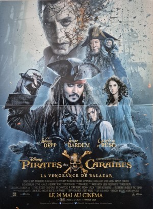 Affiche du film Pirates des Caraïbes : La vengeance de Salazar (2017), aventure et fantasy réalisée par Joachim Rønning et Espen Sandberg avec Johnny Depp