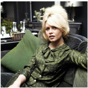 Photographie couleur de Brigitte Bardot assise sur un canapé vert, portrait iconique par André Sas, tirage signé et numéroté 3 sur 12. Color photograph of Brigitte Bardot seated on a green sofa, iconic portrait by André Sas, signed and numbered limited edition 3 of 12.