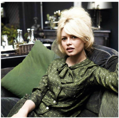 Photographie couleur de Brigitte Bardot assise sur un canapé vert, portrait iconique par André Sas, tirage signé et numéroté 3 sur 12. Color photograph of Brigitte Bardot seated on a green sofa, iconic portrait by André Sas, signed and numbered limited edition 3 of 12.
