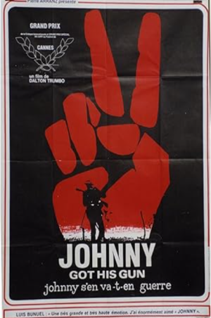 Affiche du film Johnny s’en va-t-en guerre représentant une grande main rouge faisant le signe V sur fond noir, avec la silhouette d’un soldat au premier plan. Movie poster for Johnny Got His Gun featuring a large red hand making a peace sign on a black background, with the silhouette of a soldier in the foreground.