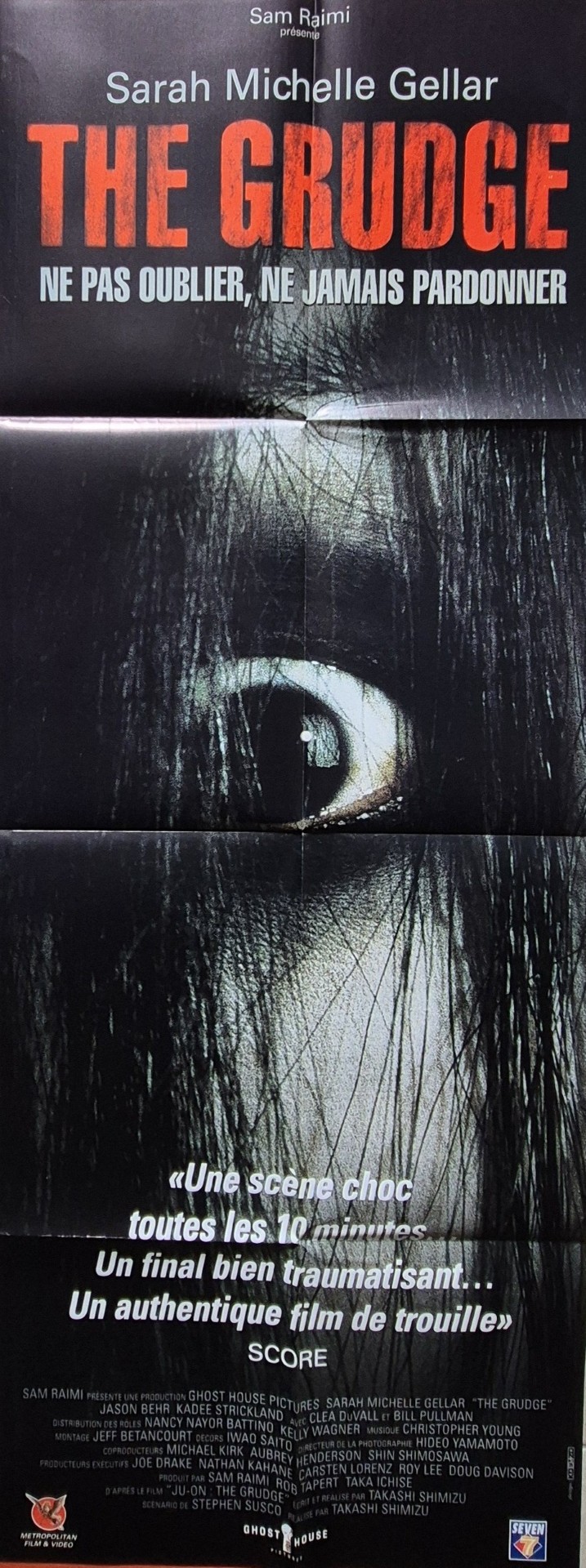 Affiche officielle du film d’horreur The Grudge réalisé par Takashi Shimizu et produit par Sam Raimi (2004).