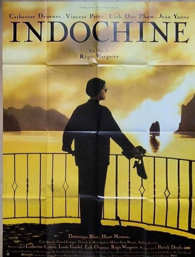 Affiche originale du film Indochine de Régis Wargnier avec Catherine Deneuve, silhouette sur balcon face à la baie d’Halong au coucher du soleil. Original French poster of Indochine directed by Régis Wargnier, featuring Catherine Deneuve overlooking Ha Long Bay at sunset.