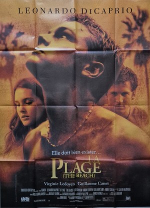 Affiche du film avec portrait de Leonardo DiCaprio en gros plan, ambiance chaude et exotique, silhouettes secondaires et palmiers en arrière-plan